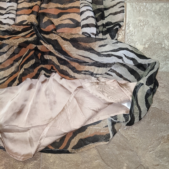 2B BEBE Tiger Print Halter Top With Necklace Attachment Size Small - Picture 7 of 11